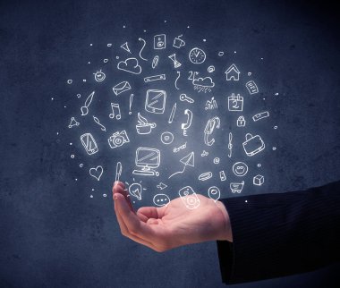 Karışık çizimler tutan el