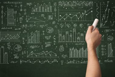 Bir iş adamı tahtaya veri çiziyor