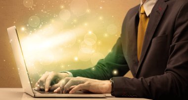 İşadamı laptopta hızlı çalışıyor.