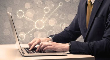 Dizüstü bilgisayarda yazan bilim işçisi