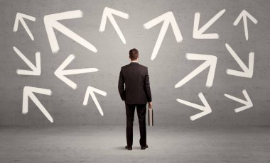 Duvarda okları olan kafası karışmış bir satıcı.