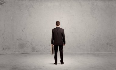 İş adamı boş kentsel alanda kayboldu