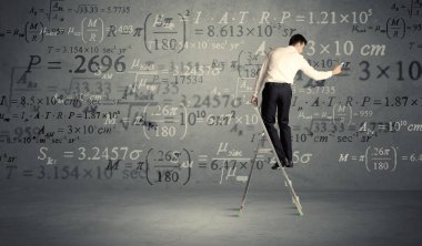 Merdivenden hesaplayan adam