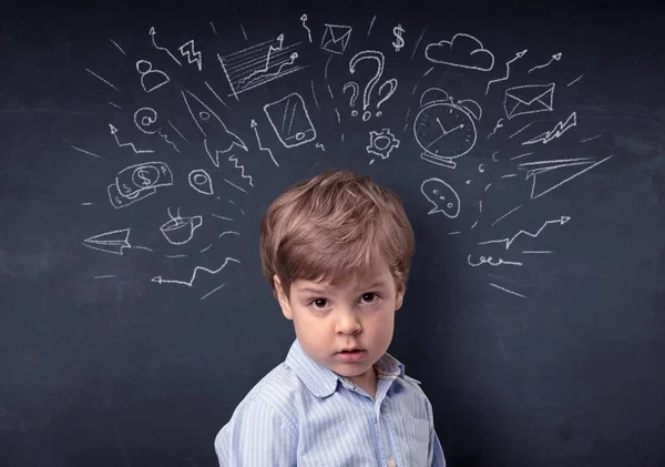 Kadar çizilmiş bir karatahta önünde küçük çocuk — Stok fotoğraf
