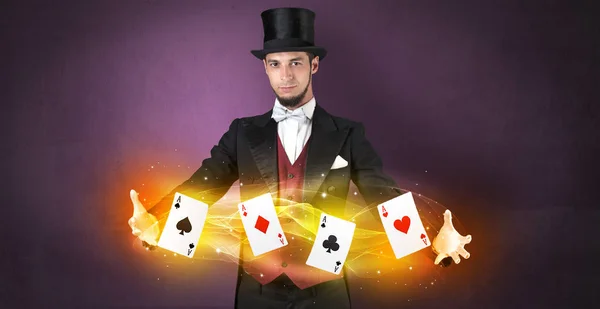 Illusionist göra trick med magiska play-kort — Stockfoto