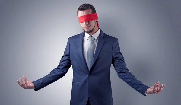 Homme d'affaires aux yeux couverts devant un mur — Photo