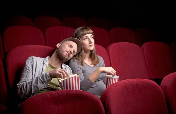 赤の映画館で座っている若いカップル — ストック写真