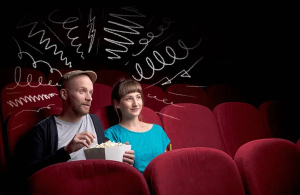 Casal bonito no cinema assistindo filme — Fotografia de Stock