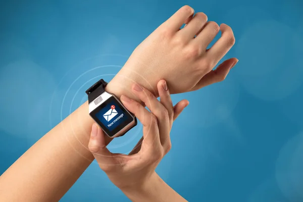 Main avec smartwatch et fond bleu — Photo