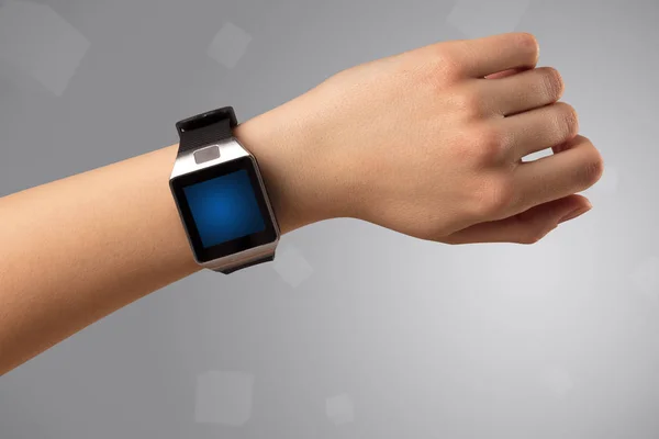 Mano femenina usando smartwatch — Foto de Stock