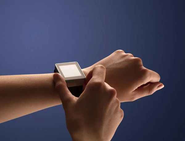 Primo piano mano femminile con schermo smartwatch balck — Foto Stock