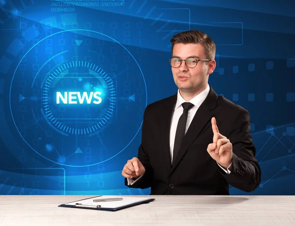 Современный телеведущий, рассказывающий новости с технологическим бэкгом — стоковое фото