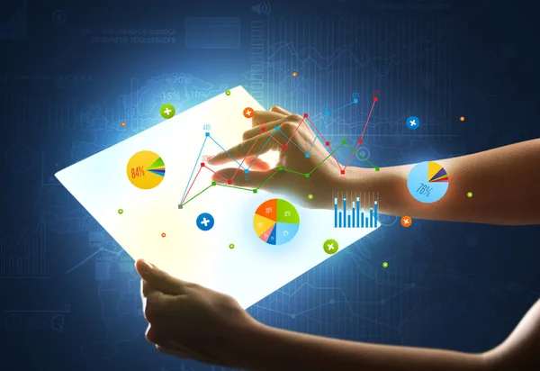 Hände berühren eine glasartige Tablette mit Diagrammen — Stockfoto