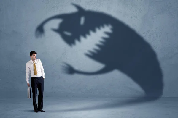 Empresario con miedo de su propio concepto de monstruo sombra —  Fotos de Stock
