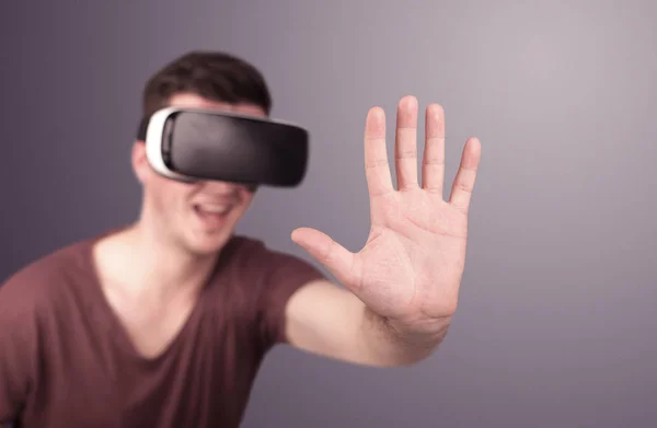 Férfi visel virtuális valóság szemüveg — Stock Fotó