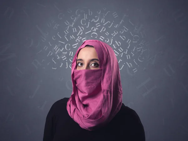 Müslüman kadının niqab giyiyor — Stok fotoğraf