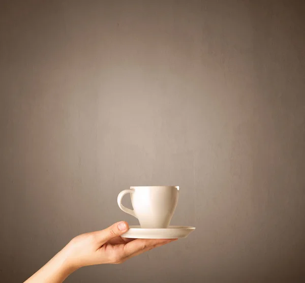 Female hand holding coffee cup — Stock Photo, Image