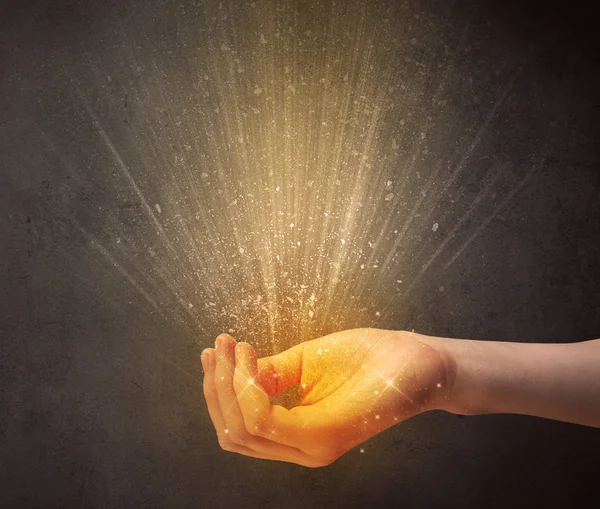 Hand innehav gula ljus — Stockfoto