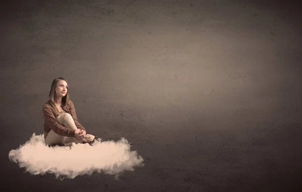 Mujer sentada en una nube con suelo de bakcground llano —  Fotos de Stock