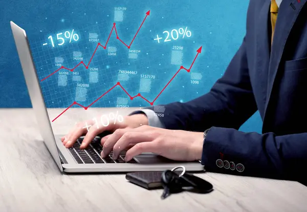 Продавец работает на графике с ноутбуком — стоковое фото