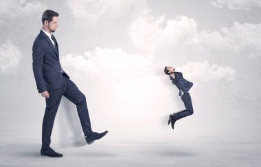 Büyük patron küçük çalışan tekme