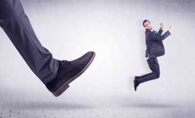 Genç bir işçi tarafından Koca ayak evden attı