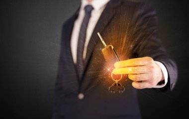 Takım elbiseli adam el tuşları