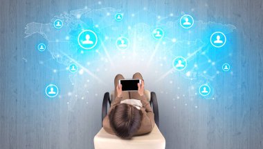 Sandalyede oturan kadın ile sosyal medya kavramı