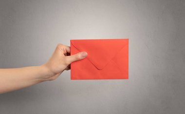 Zarf boş duvar arka plan ile tutan el
