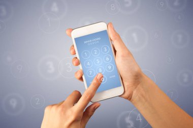 Akıllı telefon tutan bir kadın.