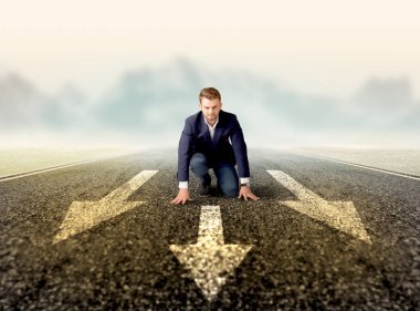 Hazır konumda diz çökmüş işadamı