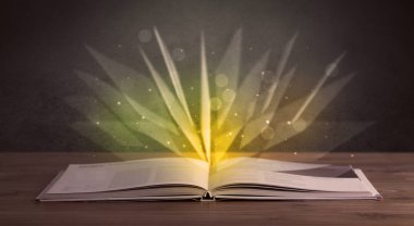 Kitap üzerinde sarı ışık 