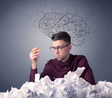 İşadamı buruşuk kağıt üzerinde