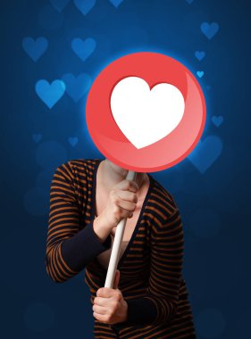 Kalp işareti tutan kadın