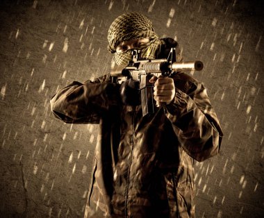 Tehlikeli ağır silahlı terörist asker grungy ra maske ile