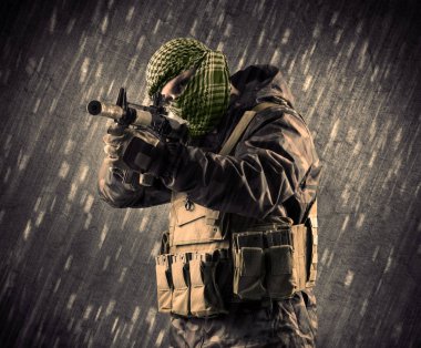 Yağmurlu arka plan üzerinde Maskeli silahlı terörist adam