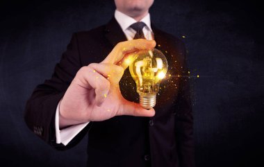 bir ampul tutarak ofis çalışanı