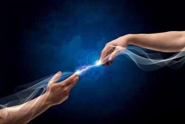 Uzayda parmakları birbirine bağlayan eller