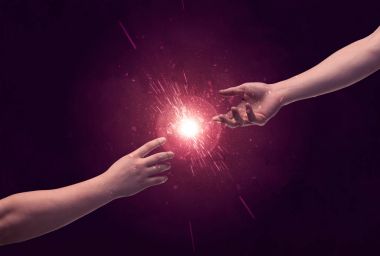 Dokunan eller uzayda ışıldar