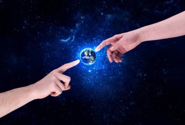 Eller uzayda Dünya 'ya dokunuyor