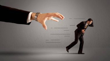 İş adamı büyük bir elden kaçıyor.