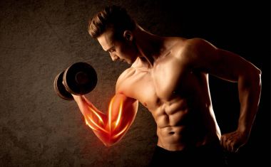 Formda vücut geliştirici, kırmızı kas konseptiyle ağırlık kaldırıyor.