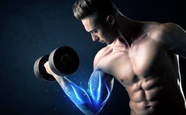 Formda sporcu mavi kas ışığı konseptiyle ağırlık kaldırıyor