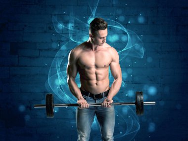 Çekici güçlü fitness adamı ağırlık kaldırıyor.