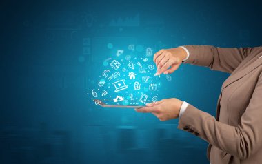 El tutma tablet tebeşir çizilmiş sembolleri yukarıda bulunan