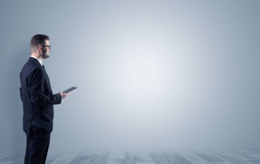 Boş bir alanda ayakta işadamı