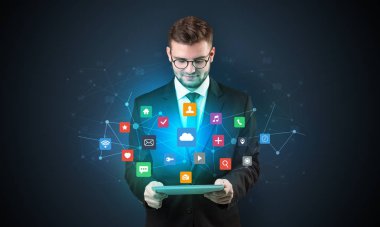 Tablet ve uygulama ile genç işadamı