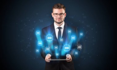 E-posta kavramı ile işadamı ve tablet