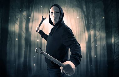 Karanlık gece orman kavram silahlı hitman