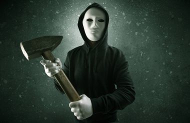 Boş bir karanlık odada silahlı kötü adam